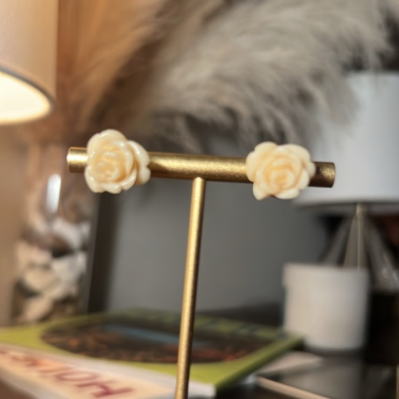 Ivory rose flower stud earrings approx .5” diam womens vintage fashion jewelry - Picture 3 of 8